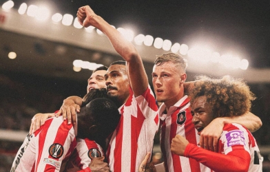 Đá hỏng penalty trước Arsenal, ngôi sao Premier League chuộc lỗi giúp đội nhà làm điều chưa từng có trong hơn 50 năm