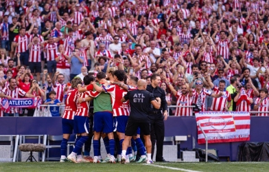 Simeone nói lời thẳng về màn 'đấu tố trọng tài' của Mourinho sau derby Madrid