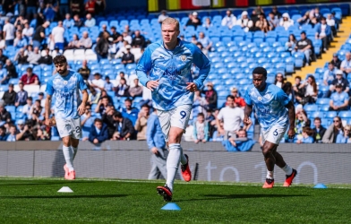 Huyền thoại MU: 'Vứt hết huy chương Premier League của Man City vào sọt rác đi'