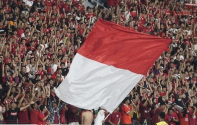 Thierry Henry ngỡ ngàng khi trải nghiệm sức nóng khán đài Indonesia