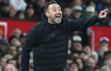 HLV Tottenham tuyên bố choáng sau trận hoà MU: 'Tôi đã hôn cậu ấy trong phòng thay đồ'