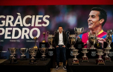 CHÍNH THỨC: Huyền thoại 3 lần vô địch C1 vừa giải nghệ, Barca lập tức trói chân “người kế bước”