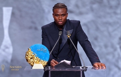 Nối gót Vinicius, Saka nhận giải đặc biệt tại lễ trao giải Quả bóng vàng