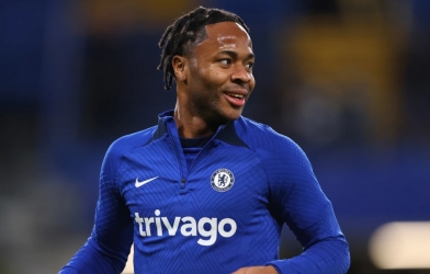 Sterling sẽ có thêm một mùa giải để chứng minh tại Chelsea