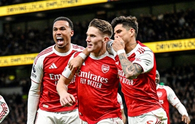 Arsenal dễ dàng hạ Tottenham, tiếp tục cuộc đua vô địch