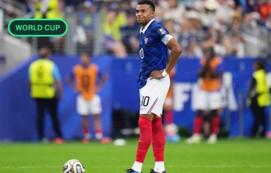 Video: Mbappe sút phạt không thành công ngay vạch vòng cấm địa