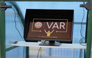 VAR đang giúp bóng đá công bằng hơn hay làm giảm cảm xúc trận đấu?