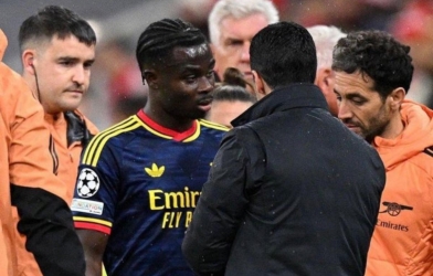 Arsenal vừa bắt kịp Man City, Saka đối diện nguy cơ lỡ 12 trận