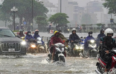 Hà Nội ngập nặng sau mưa lớn do hoàn lưu bão số 10, giao thông tê liệt nhiều nơi