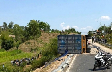 Từ vụ tai nạn Đắk Lắk: Rủi ro khó lường khi đi cạnh xe container