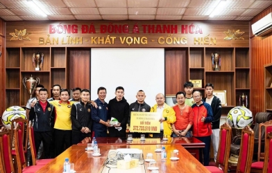 Doãn Ngọc Tân xúc động trước món quà đặc biệt từ CĐV Thanh Hóa