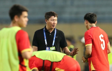 Mất cánh tay đắc lực, HLV Kim Sang Sik đối diện sóng gió cực lớn