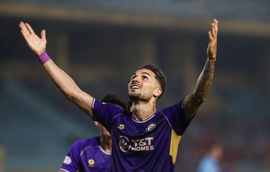 Hoàng Hên tỏa sáng rực rỡ ngày HLV Kim Sang Sik dự khán