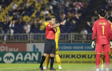 V.League mời trọng tài FIFA của Malaysia ngoại điều khiển loạt trận căng nhất