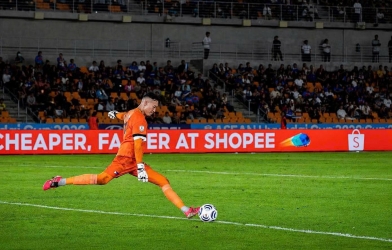 Thủ môn Philippines bất ngờ giải nghệ sau khi đội nhà bị loại tại AFF Cup