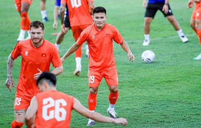 Trung vệ ĐT Việt Nam có động thái đặc biệt khi Quang Hải chịu áp lực