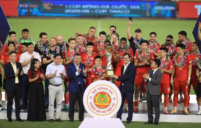 CAHN vô địch theo cách không tưởng, HLV Polking thốt lên điều đặc biệt