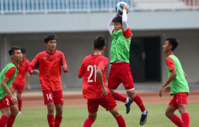 U16 Việt Nam tập 'bài dị' trước trận chung kết Đông Nam Á với Indonesia