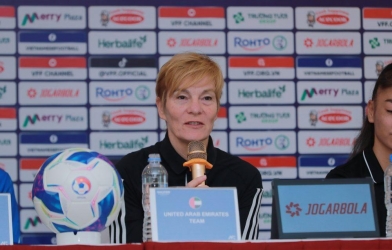 HLV UAE nói gì trước ngày chạm trán ĐT nữ Việt Nam?