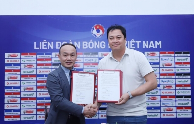 VIDEO: HLV thủ môn Lee Won Jae tiếp tục gia hạn với VFF