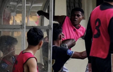 Thần đồng Indonesia xin lỗi sau khi đá đối phương như phim chưởng