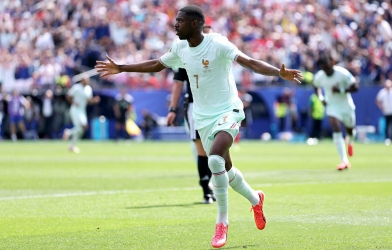 Dembele lập hattrick lịch sử ở World Cup, phả hơi nóng vào gáy Messi