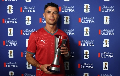 Ghi bàn đầu tiên ở knock-out World Cup, Ronaldo lập tức được vinh danh