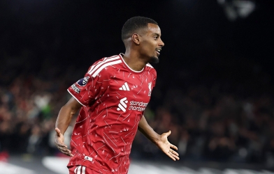 Isak lập cú đúp, Liverpool có chiến thắng đầu tiên tại Premier League