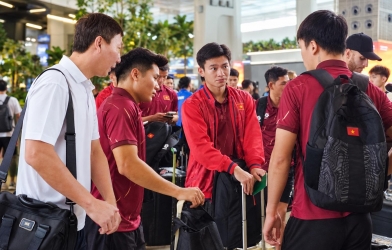 HLV Kim Sang Sik phải chia tay hơn nửa ĐT Việt Nam ngay tại sân bay