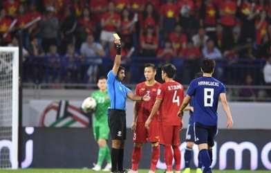 Trọng tài trận Việt Nam - Trung Quốc từng thổi phạt đền Bùi Tiến Dũng