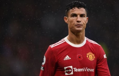 Ronaldo muốn rời MU, Carragher và Neville phát biểu 'cà khịa' nhau
