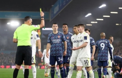 Đứng ôm bóng 20 giây, sao Arsenal 'bị báo cuộc' bất ngờ