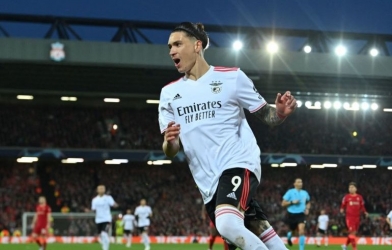 Chuyển nhượng MU 28/4: Chiêu mộ ‘chân sút cả châu Âu thèm khát’, gặp khó vụ Torres?