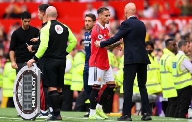 Sau vấn đề của Martinez, Ten Hag nhận thêm hung tin