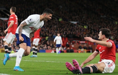 Harry Maguire và Cristian Romero va chạm sau trận chung kết Europa League