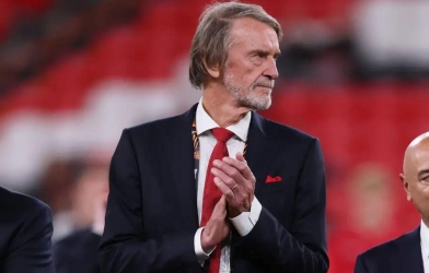 Sir Jim nhận cảnh báo tại Manchester United