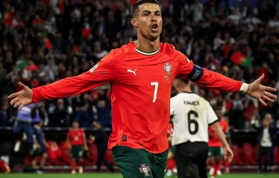 Ronaldo được hàng ngàn CĐV Đức đứng dậy vỗ tay
