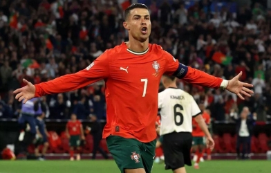 Ronaldo lập kỷ lục ghi bàn ở tuổi 40