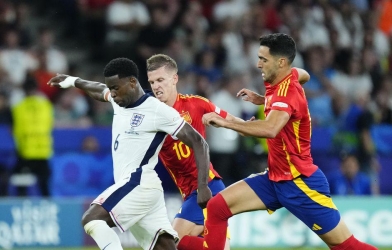 Liverpool chi đậm vì hàng thủ, Chelsea hưởng trái ngọt