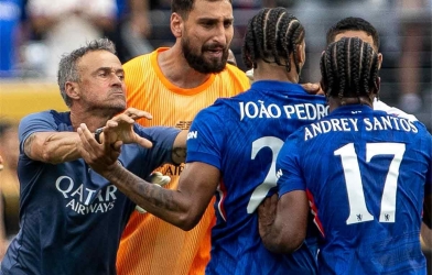 Luis Enrique nói gì sau pha bóp cổ Joao Pedro?