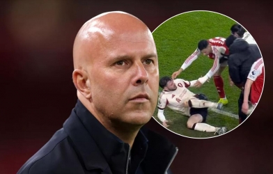 HLV Slot nói về hành vi xấu của Martinelli: 'Cậu ấy là người tốt'