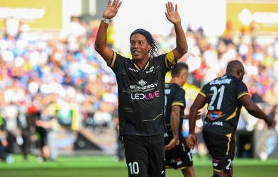 Ronaldinho bất ngờ ký hợp đồng với đội bóng Italia ở tuổi 46