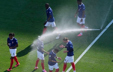 FIFA để Pháp đá dưới cái nóng gần 70°C, CĐV không thể ngồi ghế
