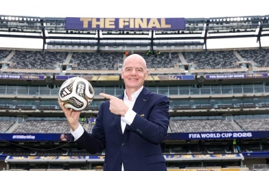 Tây Ban Nha nâng cúp, Chủ tịch FIFA lại trở thành tâm điểm tranh cãi
