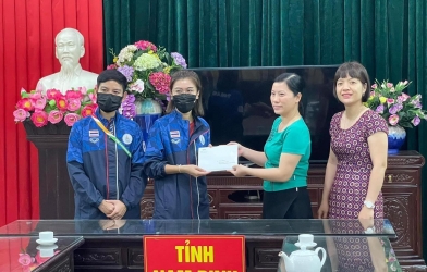 Nữ trưởng đoàn Madam Pang ủng hộ người nghèo tỉnh Nam Định