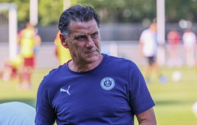 HLV Pau FC thẳng thắn chỉ ra điểm yếu của Quang Hải và các đồng đội