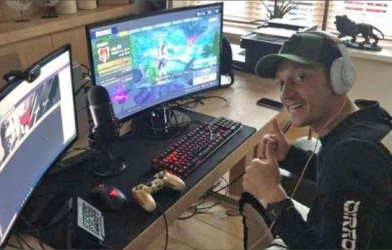 Ozil tính làm game thủ chuyên nghiệp sau khi giải nghệ