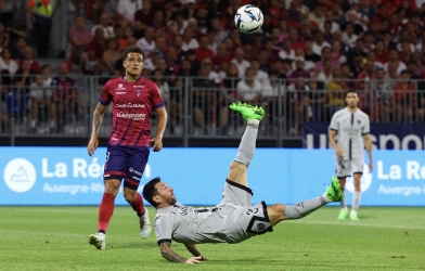 Fan Clermont phát cuồng vì... 'được' Messi lập siêu phẩm vào lưới đội nhà