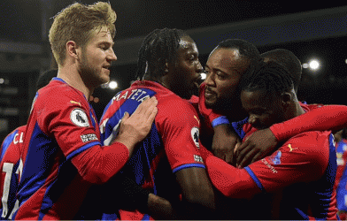 Arsenal thảm bại 0-3 trên sân Crystal Palace