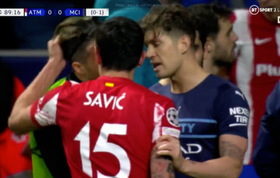 VIDEO: Grealish choảng nhau với Savic, Vrsaljko phun mưa vào đối thủ